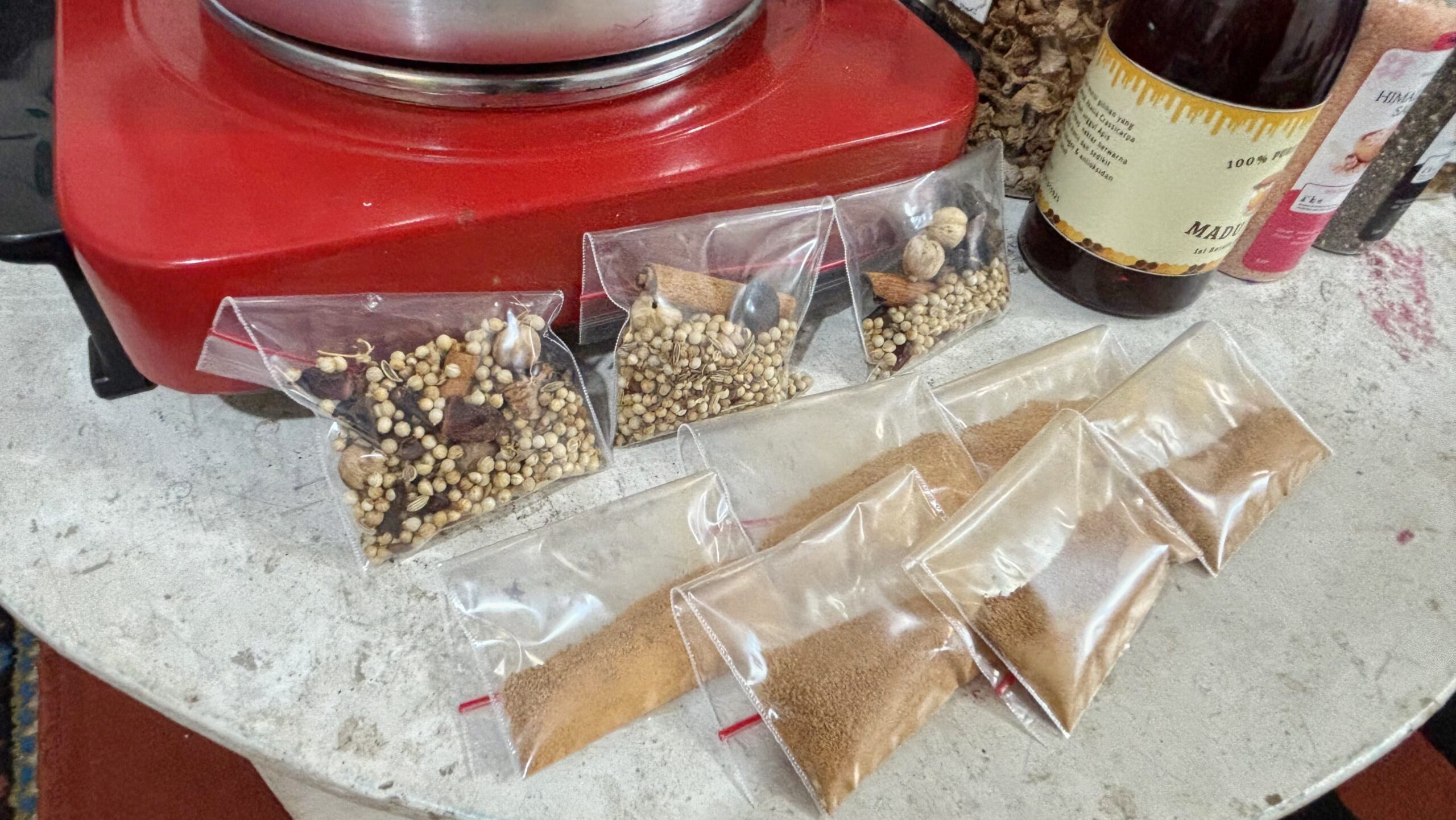 PengMas Farmasi: Demonstrasi Pengolahan Herbal Peningkat Sistem Imun