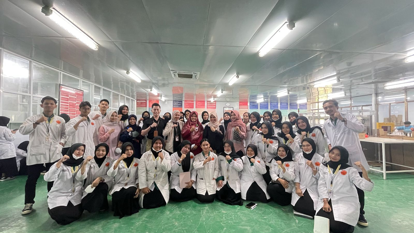 Sinergi Teori dan Praktik: Kuliah Industri Farmasi UNJA Angkatan 2022 di PT. Super Home Product Indonesia