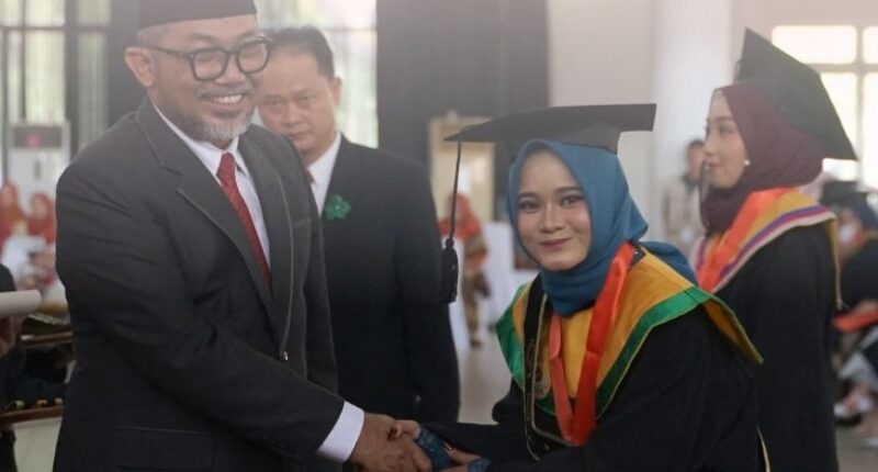 Wahyu Nidia Putri, Lulusan Terbaik Universitas Jambi dari Program Studi Farmasi dengan IPK 3,93 pada Wisuda Periode ke-118